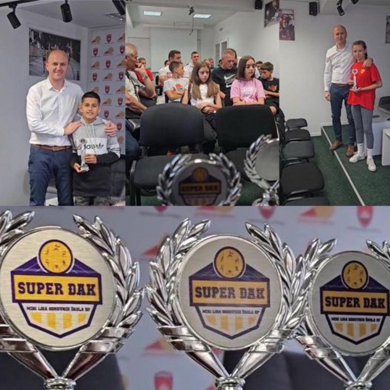 Juče je u Press centru JU Centar za sport i rekreaciju, direktor Marko Maslovarić uručio pehare za najbolje ekipe u Mini ligi "Super đak"